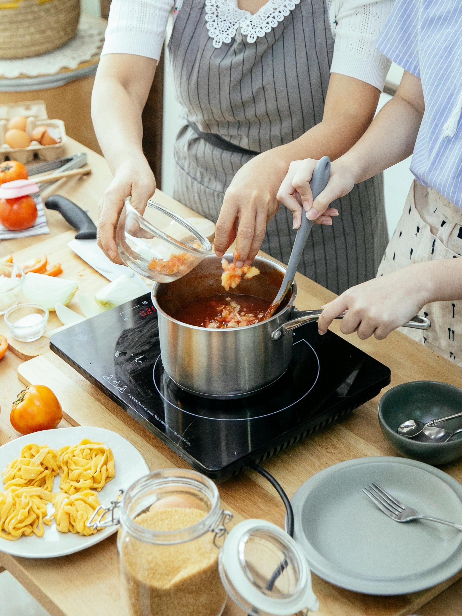 2 personen koken